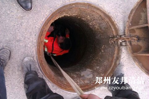 郑州友邦清洁管道疏通师傅井下作业