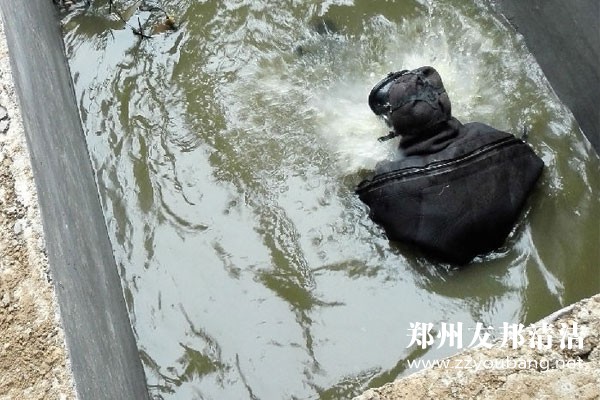 郑州某工地师傅潜水疏通下水管道