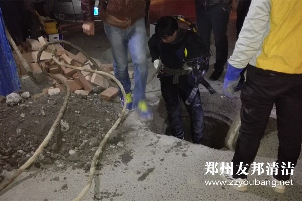 郑州某工地师傅深夜抢修下井施工