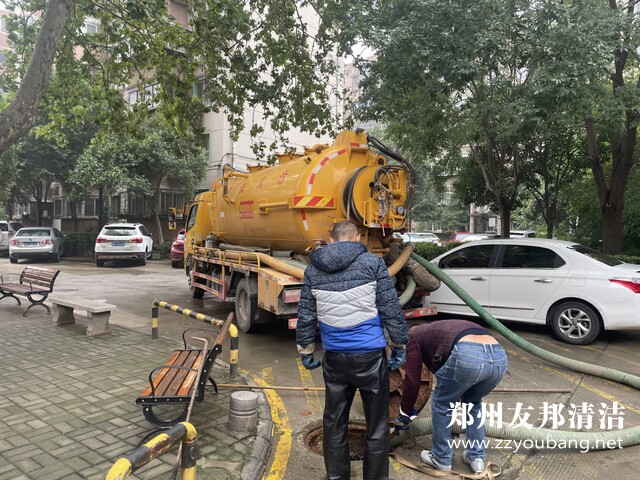 郑州黄委会家属院清理化粪池疏通管道现场
