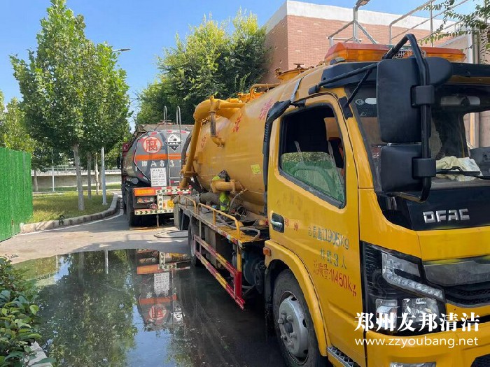 郑州双桥污水处理厂污泥池清理现场施工作业