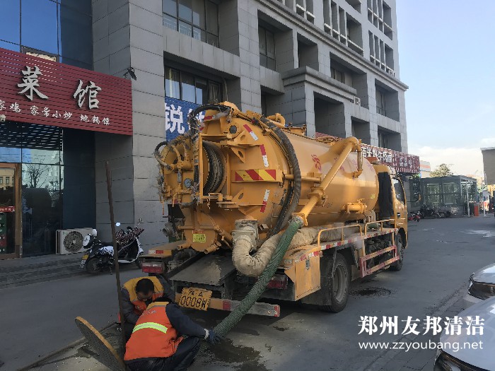 郑州高新区工业园清理化粪池疏通下水道抢修现场