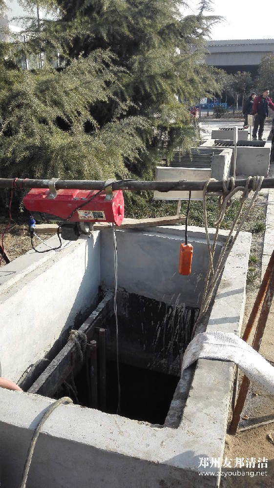 郑州污水泵站清淤污水池池底清淤污泥池清理现场