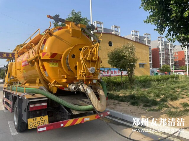 郑州东风路家属院清理污水管道化粪池清掏现场