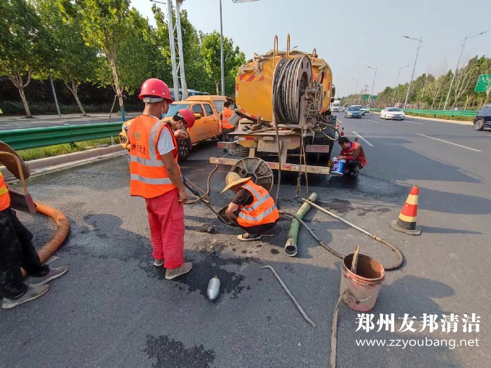 郑州高压清洗吸污车市政雨污水管道清淤现场