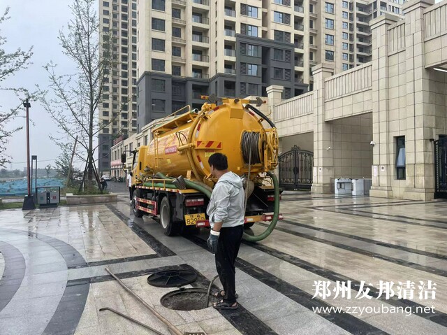 雨季来临 物业公司对小区雨污水管道进行一次全面清理
