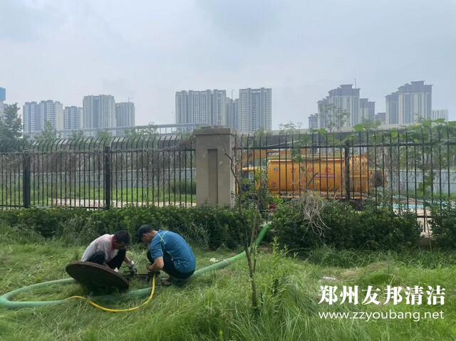 郑州天和小区清理化粪池污水管道疏通现场