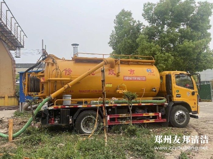郑州煤机厂污泥清理现场抽泥浆电话污泥清运车