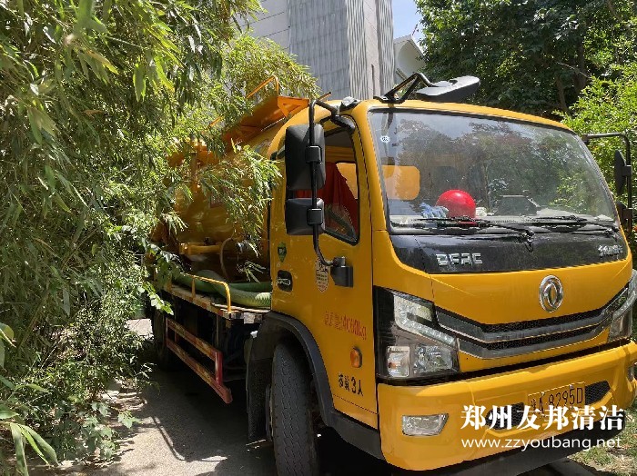 郑州森林小区清理化粪池车、高压吸污车施工工作中