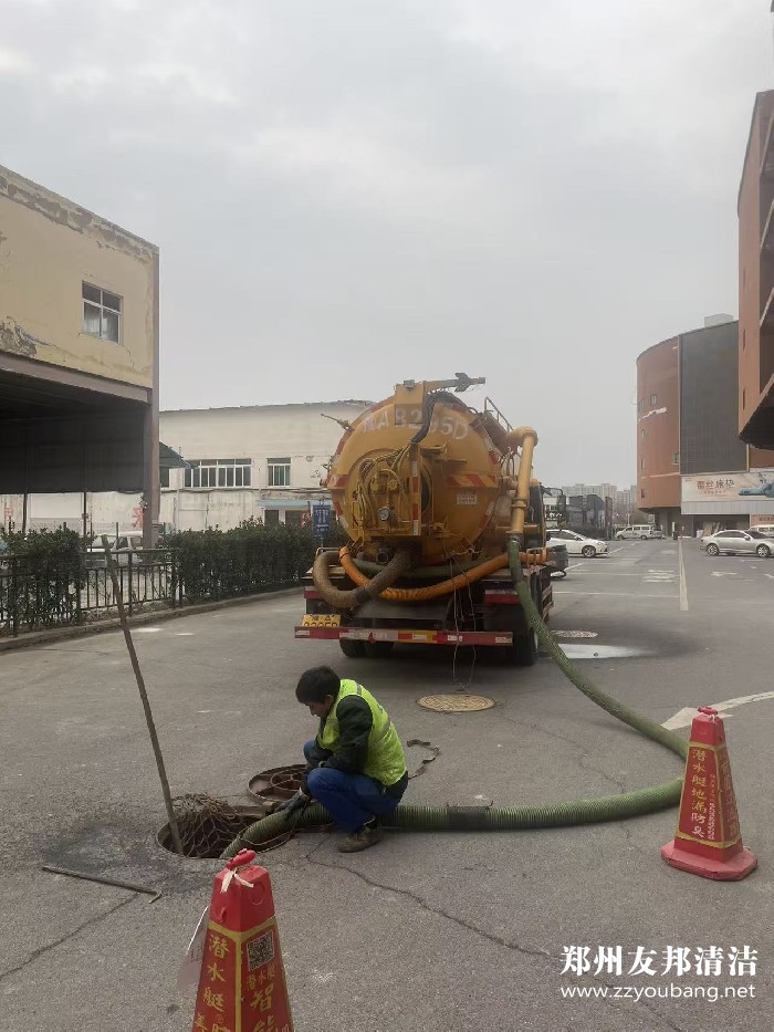 郑州金水区商场清理化粪池疏通下水道现场